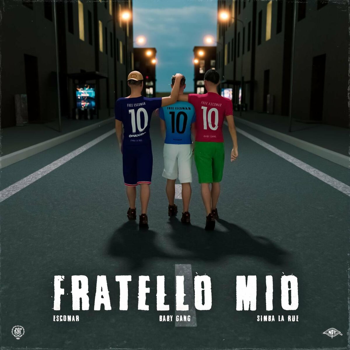copertina del singolo fratello mio di baby gang simba la rue ed escomar. Tre ragazzi in strada che camminano vicini vestiti da calcio, tutti e tre col numero 10 posizionati al centro e in basso la scritta Fratello Mio e i nome d'arte degli artisti Escomar Baby Gang e Simba La Rue